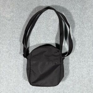 As colour unisex black adjustable water resistant side bag